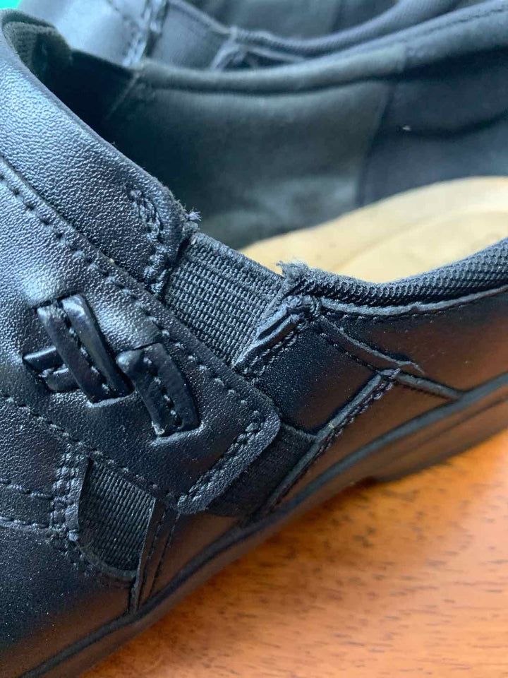 Clarks Black W Shoe Size 9.5 flat shoe