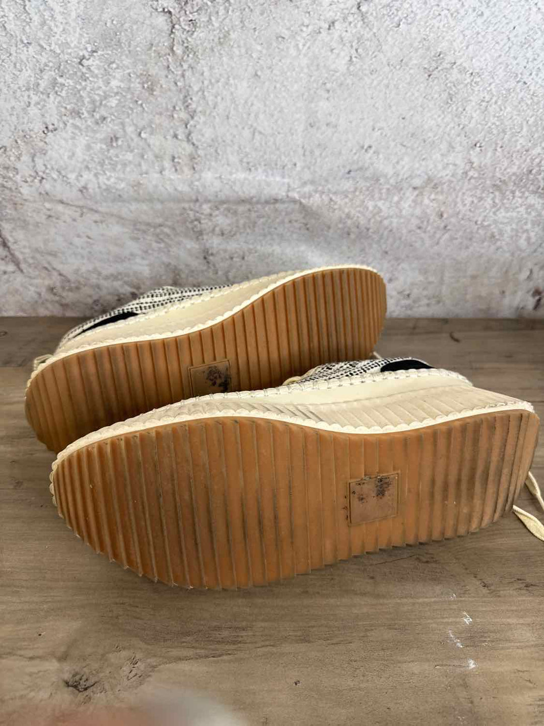 Dolce Vita Shoe Size 10 Beige athletic sneaker