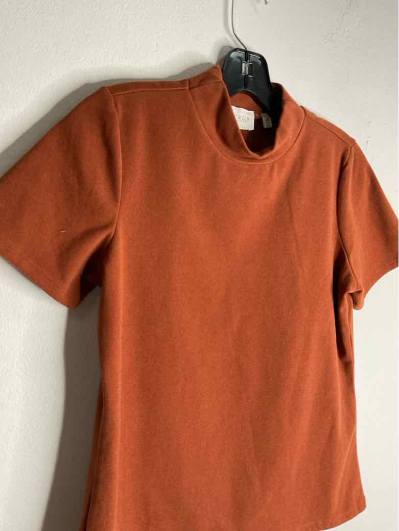 Cyrus Size M Brown High Neck short sleeve top
