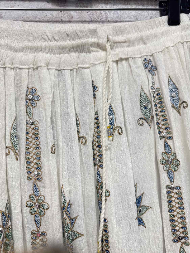 White Good Embroidered long skirt