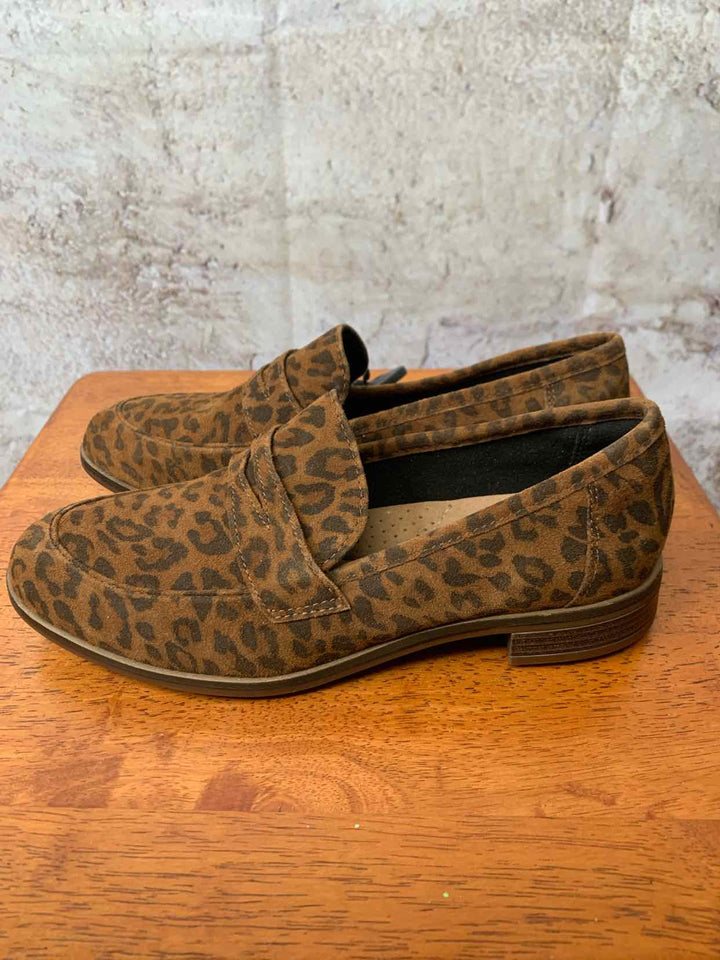 Clarks Animal Print W Shoe Size 6.5 flat shoe