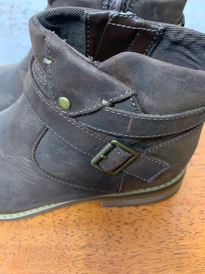 Clarks Brown W Shoe Size 6 ankle boots