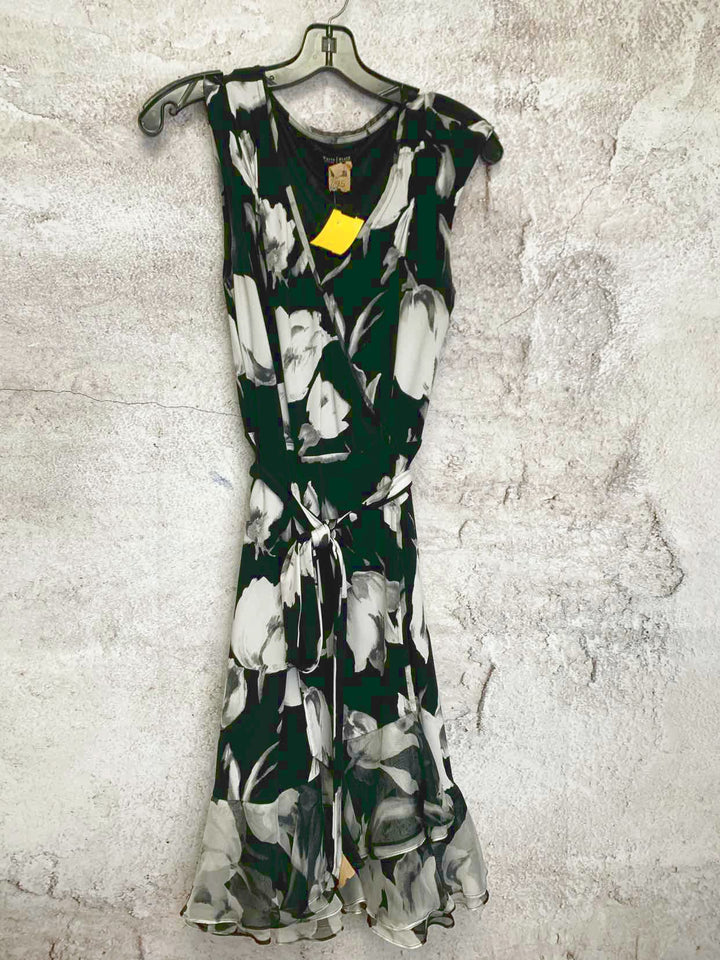 White Black Market Size 4 Black sleeveless dress