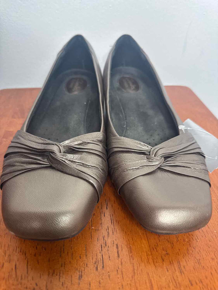 Clarks Shoe Size 10.5 Gold flat sandal