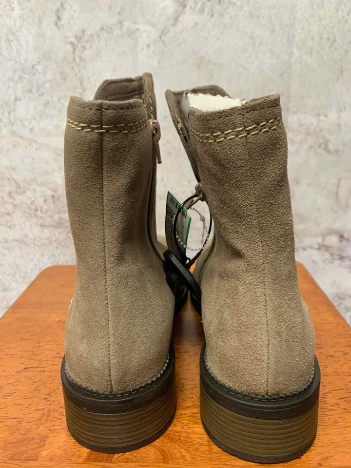 Clarks tan W Shoe Size 11 ankle boots