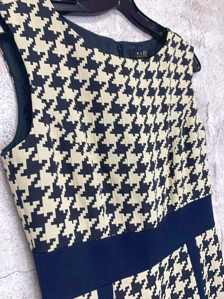 Alex Marie Size 4 Navy Beige sleeveless dress