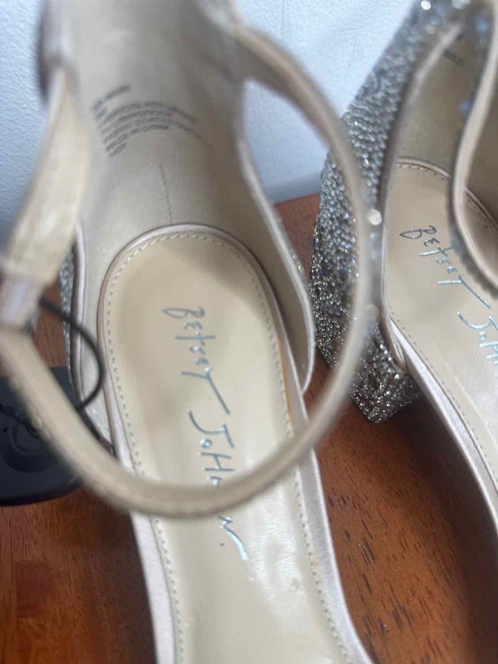 Betsy Johnson Shoe Size 9 Silver medium sandal