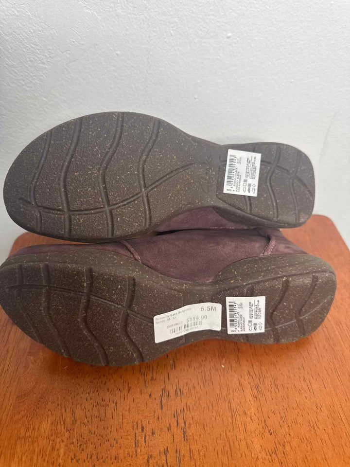 Clarks maroon W Shoe Size 6.5 ankle boots