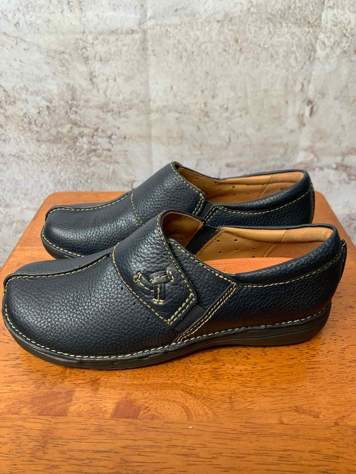 Clarks Navy W Shoe Size 6 flat shoe