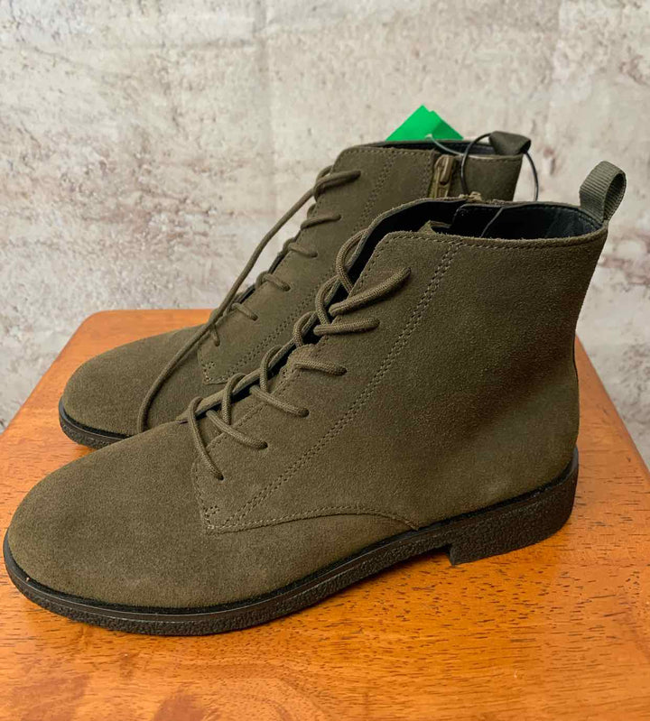 Clarks Olive W Shoe Size 6.5 ankle boots