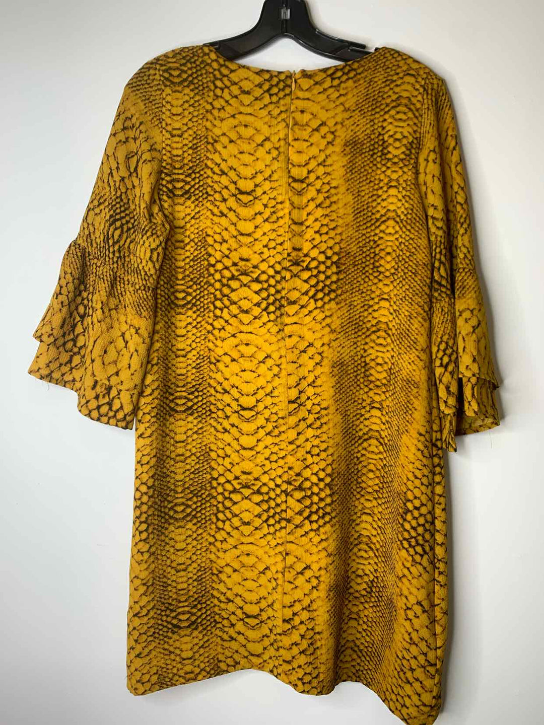 Women Size M Belongsei gold long sleeve dress