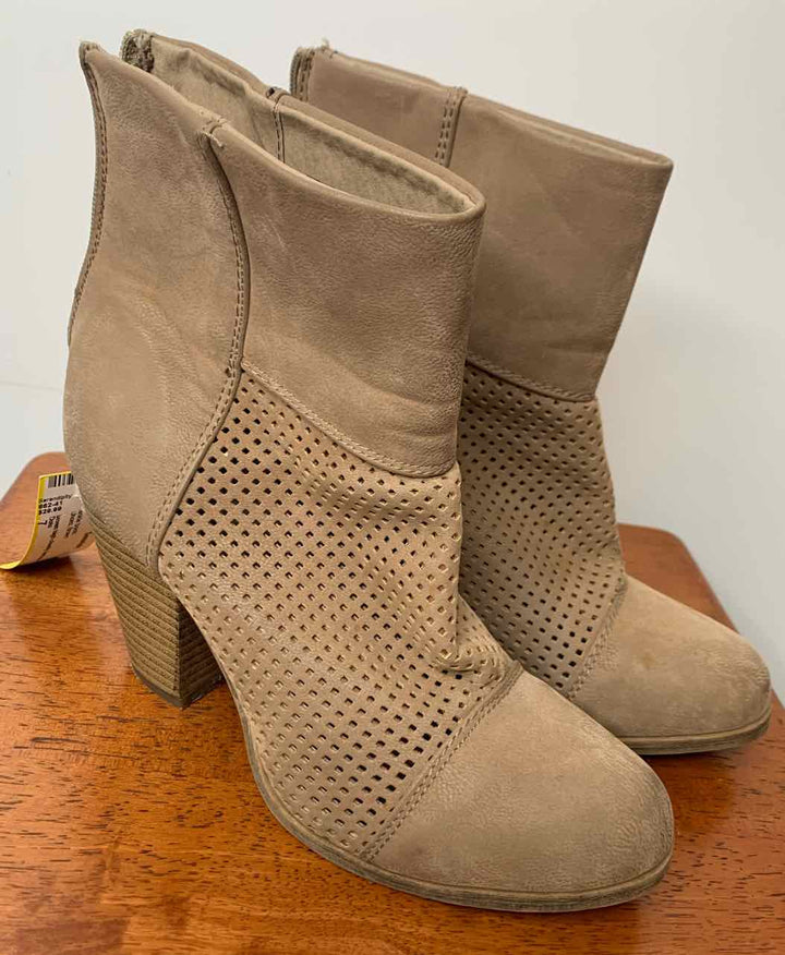 Dots Brown W Shoe Size 7 ankle boots