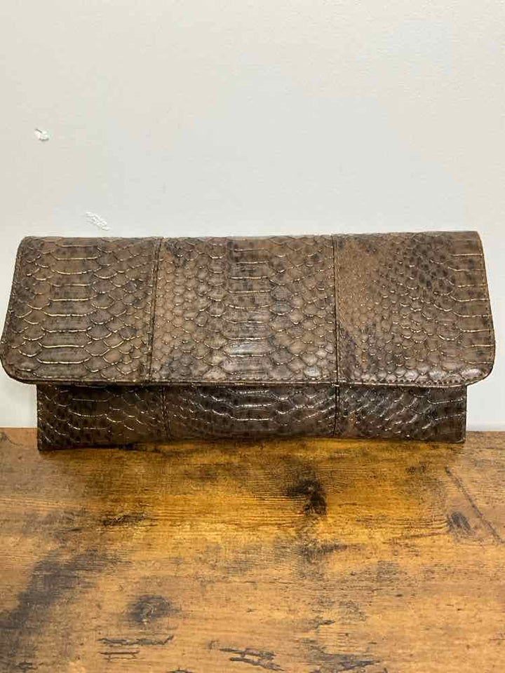 Urban Expressions Brown clutch