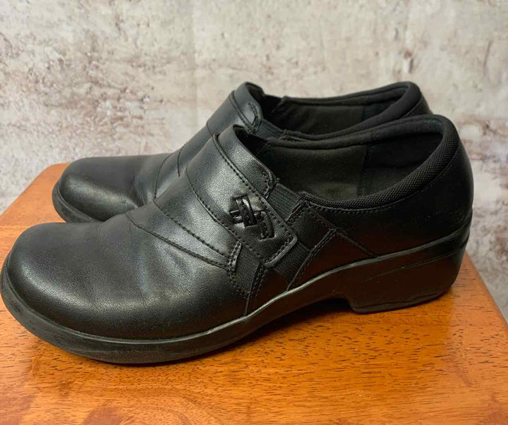 Clarks Black W Shoe Size 9.5 flat shoe