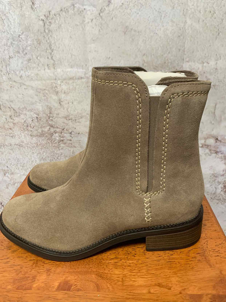Clarks tan W Shoe Size 11 ankle boots