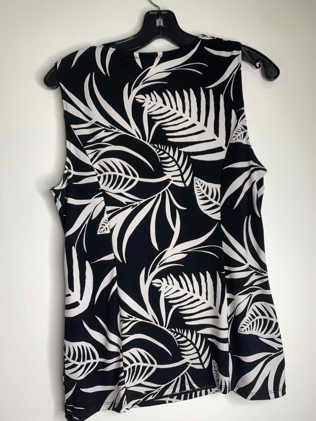 White Black Market Women Size M Black sleeveless